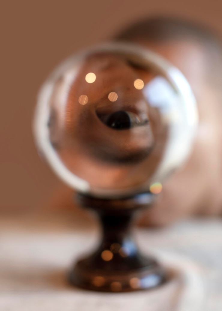 Photo gratuit portrait homme avec globe