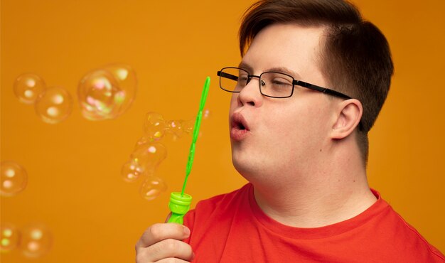 Portrait d'homme handicapé avec des bulles de savon