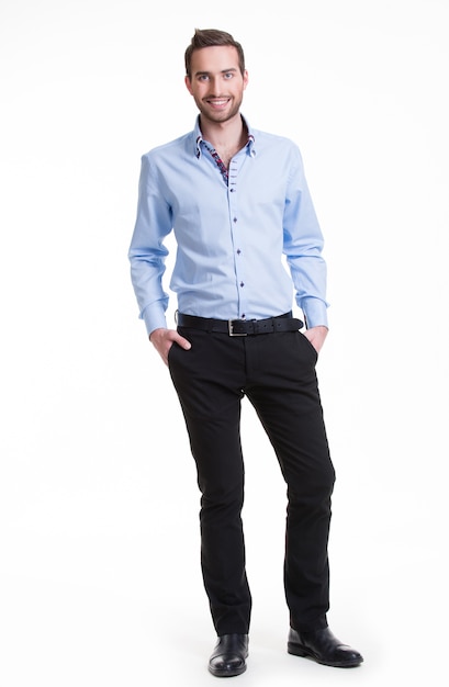 Photo gratuite portrait d'homme heureux souriant en chemise bleue et pantalon noir - isolé sur blanc.