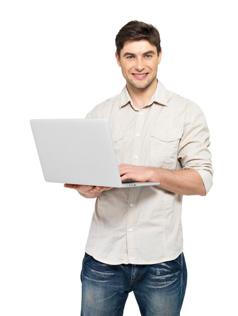 Portrait d'homme heureux souriant avec ordinateur portable en casuals - isolé sur blanc. Communication conceptuelle.