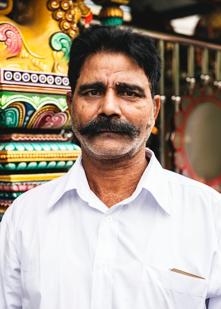 Portrait de l&#39;homme indien au temple