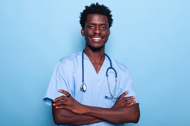 Portrait d'homme infirmière en uniforme et stéthoscope