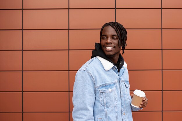 Portrait d'un homme jeune et heureux