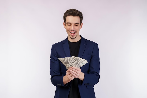 Portrait d'un homme joyeux tenant des billets d'un dollar sur fond blanc