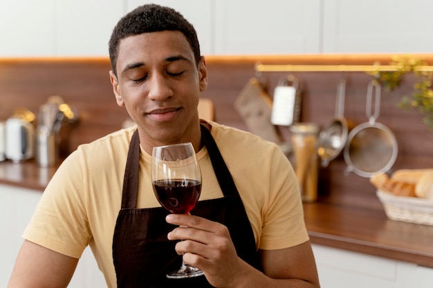 Portrait homme à la maison, boire du vin