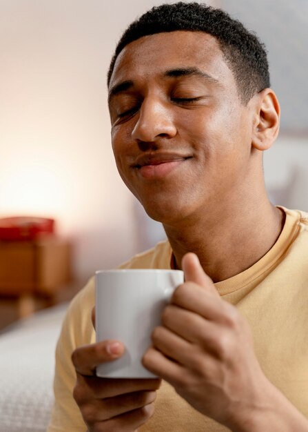 Portrait homme à la maison, boire une tasse de café