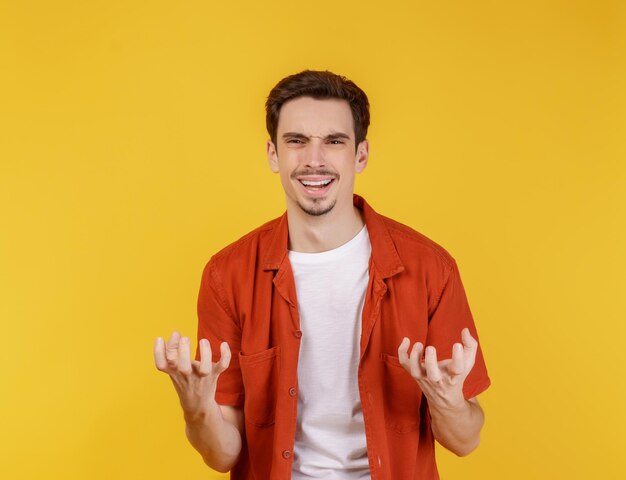 Portrait d'homme malheureux et frustré sur fond jaune isolé