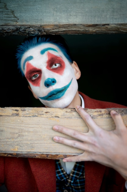 Photo gratuite portrait d'homme avec un maquillage de clown effrayant