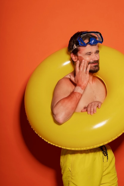 Photo gratuite portrait d'homme avec des marques de coups de soleil sur la peau