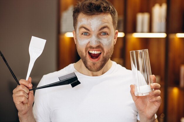 Portrait d'homme avec masque hydratant sur le visage