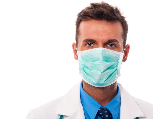 Portrait d'homme médecin portant un masque chirurgical