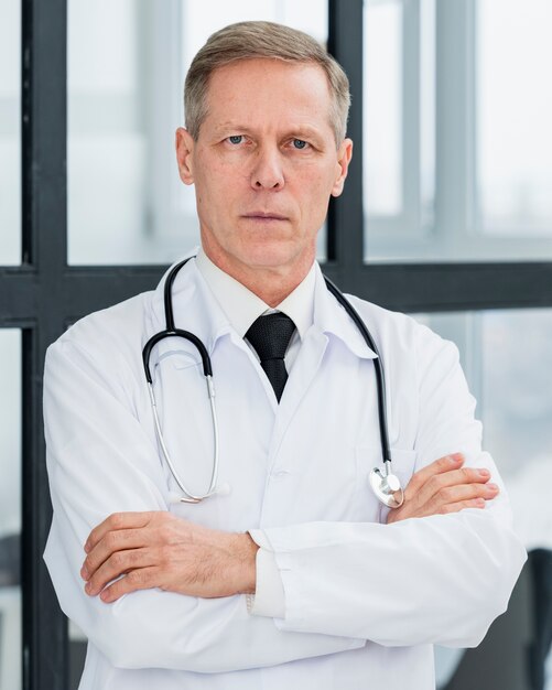 Portrait homme médecin