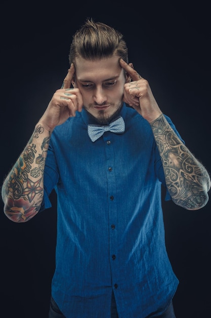 Photo gratuite portrait d'homme moderne en chemise bleue et noeud papillon gris.