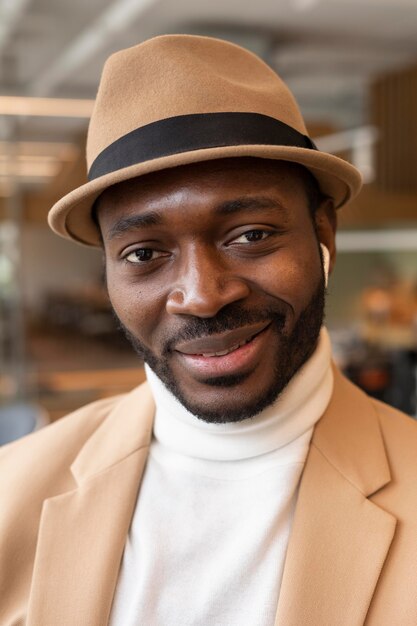 Portrait d'homme moderne dans un café