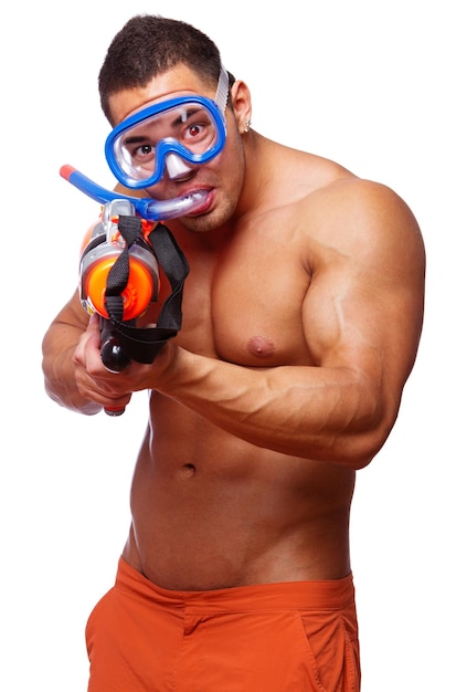 Portrait d'homme musclé posant en studio avec pistolet à eau