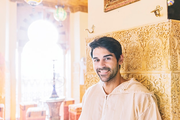 Portrait d&#39;un homme musulman souriant au restaurant