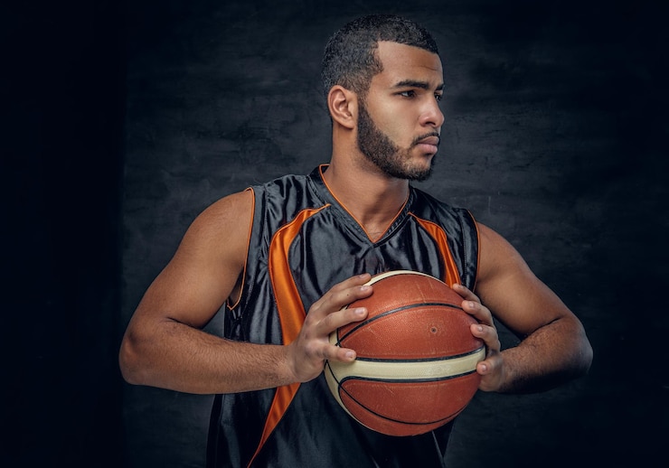 Photo gratuit le portrait d'un homme noir barbu tient un ballon de basket.