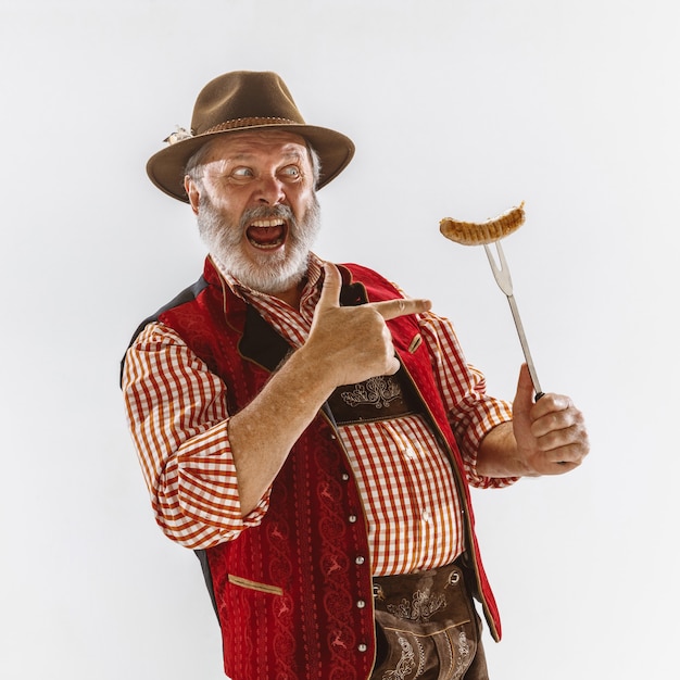 Portrait de l'homme de l'Oktoberfest, portant les vêtements traditionnels bavarois