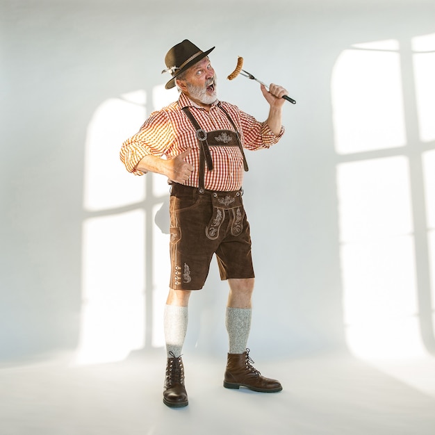 Photo gratuite portrait de l'homme de l'oktoberfest, portant les vêtements traditionnels bavarois