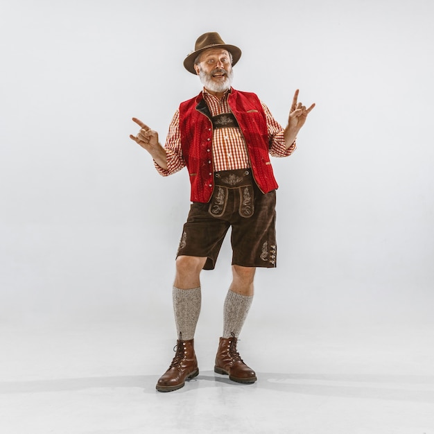 Photo gratuite portrait d'un homme de l'oktoberfest, portant les vêtements traditionnels bavarois