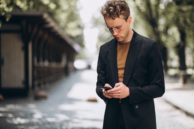 Portrait d&#39;un homme parlant au téléphone