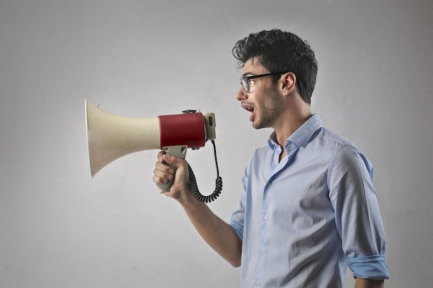 portrait d'homme en parlant avec un mégaphone