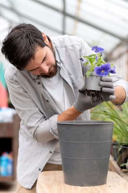 Photo gratuite portrait homme de plus en plus de plantes