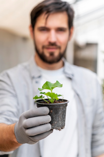 Photo gratuite portrait homme de plus en plus de plantes