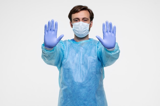 Portrait d'un homme portant une blouse médicale et un masque médical