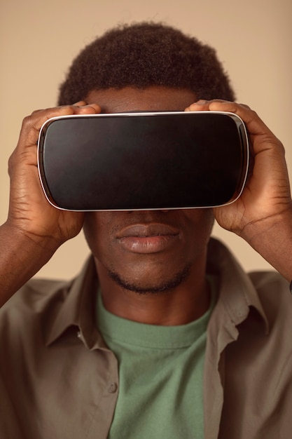 Portrait d'un homme portant un casque de réalité virtuelle