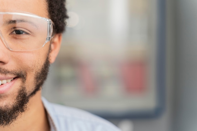 Portrait d'un homme portant des lunettes de protection avec espace copie