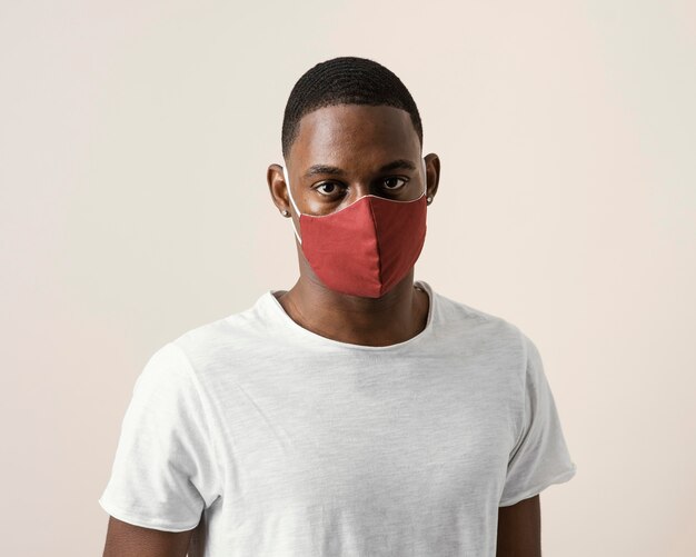 Portrait d'un homme portant un masque facial