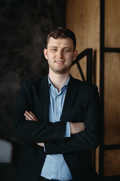 Photo gratuite portrait d'homme posant dans un espace moderne loft