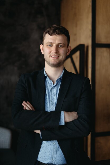 Portrait d'homme posant dans un espace moderne loft