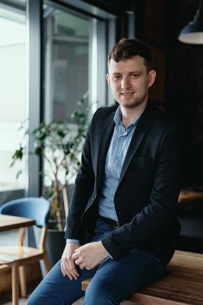 Portrait d'homme posant dans un espace moderne loft