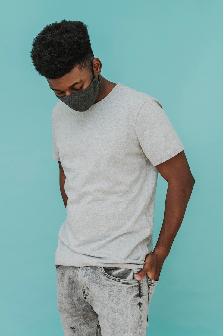 Photo gratuit portrait d'homme posant avec masque facial