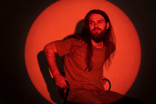 Portrait d'un homme posant avec une texture de projection d'univers