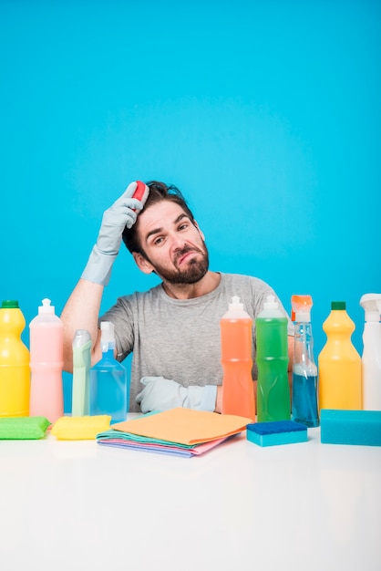 Portrait d&#39;homme avec produit de nettoyage