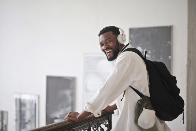 portrait d'un homme qui rit à l'école