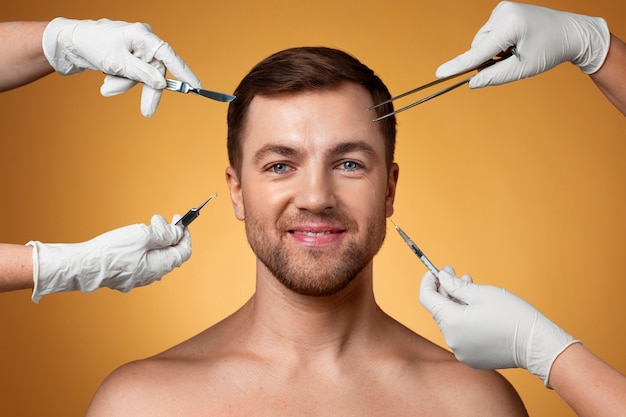 Photo gratuite portrait d'un homme recevant des améliorations et des ajustements à l'aide de procédures cosmétiques.