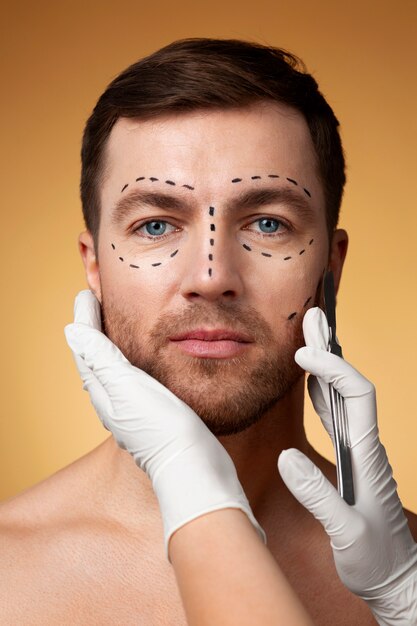 Portrait d'un homme recevant des améliorations et des ajustements à l'aide de procédures cosmétiques.