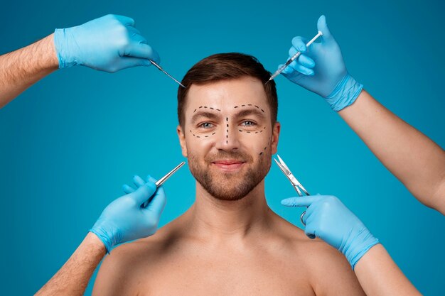 Photo gratuite portrait d'un homme recevant des améliorations et des ajustements à l'aide de procédures cosmétiques.