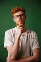 Photo gratuite portrait d'un homme rousse pensif à lunettes