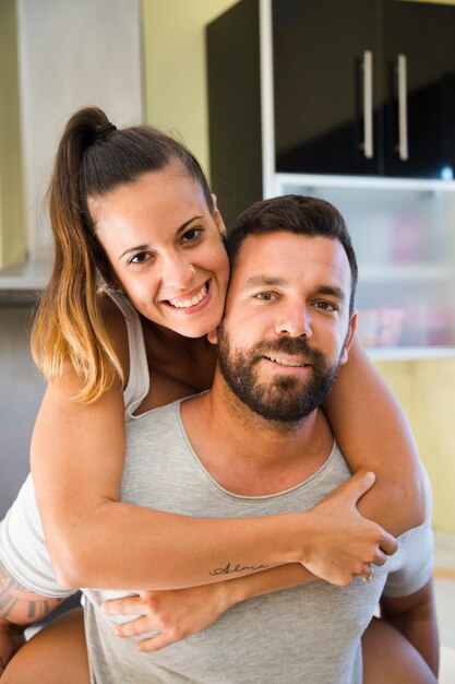 Portrait d&#39;un homme avec sa femme heureuse