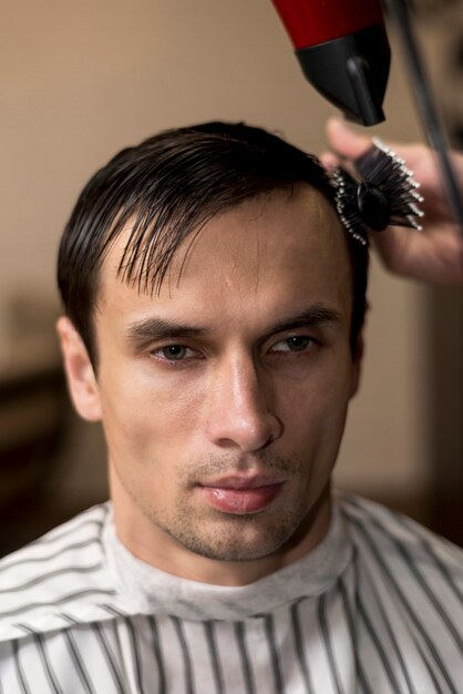 Portrait d&#39;un homme se faisant couper les cheveux