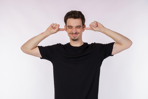 Photo gratuite portrait d'un homme séduisant fermer les oreilles des voisins bruyants levant les yeux et criant agacé d'entendre de la musique forte sur fond isolé