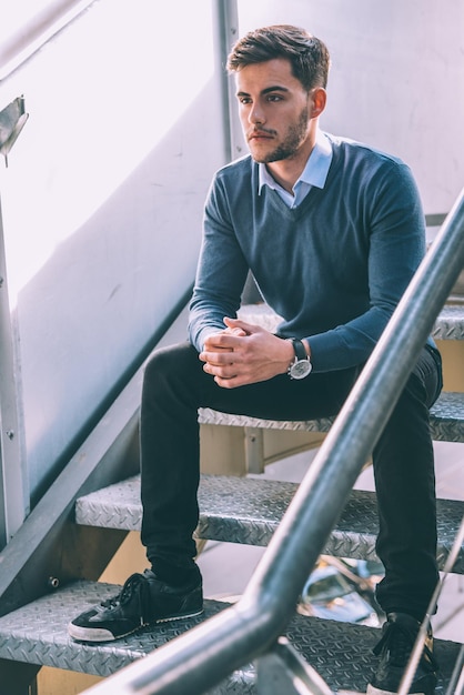 Portrait d'un homme séduisant gros plan