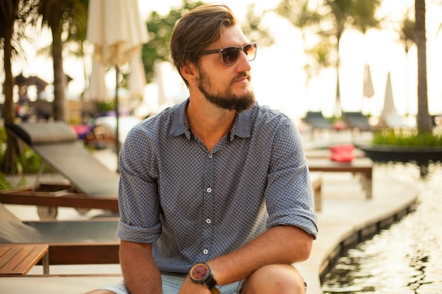 Portrait D'un Homme Séduisant Avec Des Lunettes De Soleil En Plein Air