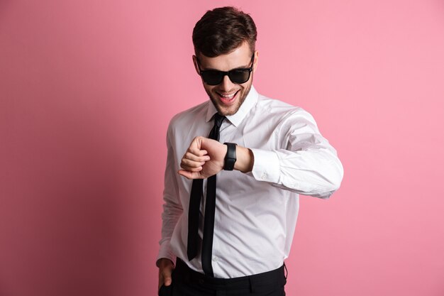 Portrait d'un homme séduisant souriant en chemise blanche