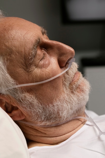 Portrait d'homme senior avec des problèmes respiratoires